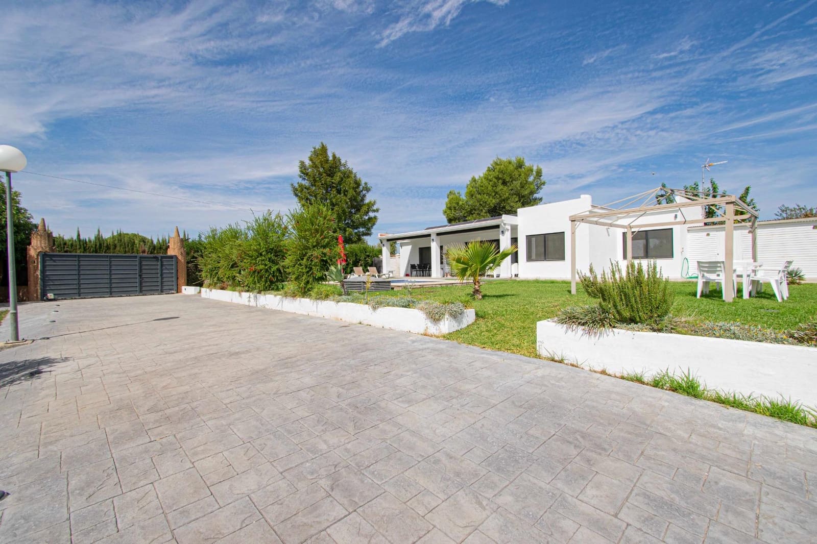 3 sypialnia Willa na sprzedaż w Sanlucar la Mayor z basenem garażem - 325 000 € (Ref: 10147226)