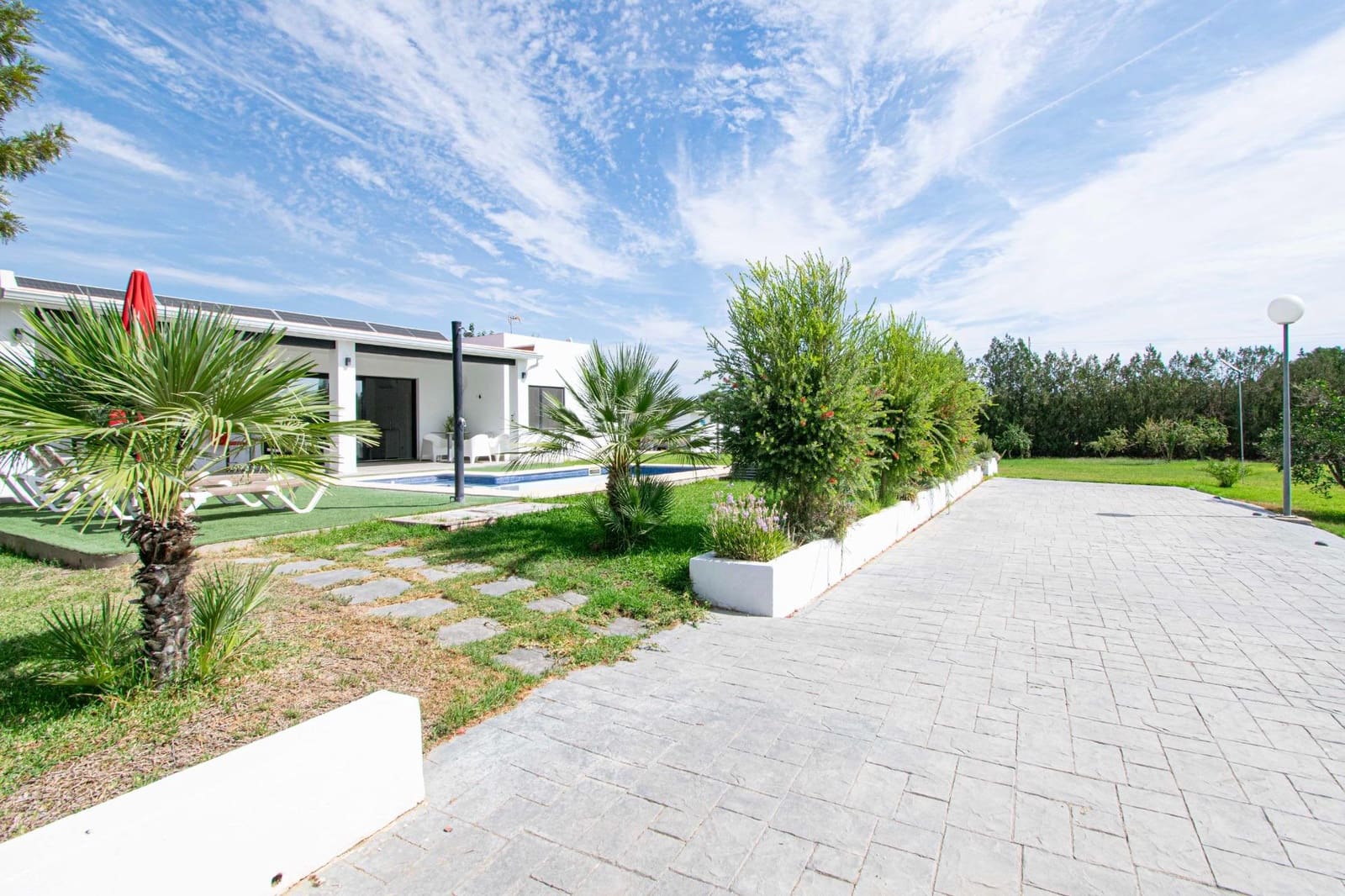 3 sypialnia Willa na sprzedaż w Sanlucar la Mayor z basenem garażem - 325 000 € (Ref: 10147226)