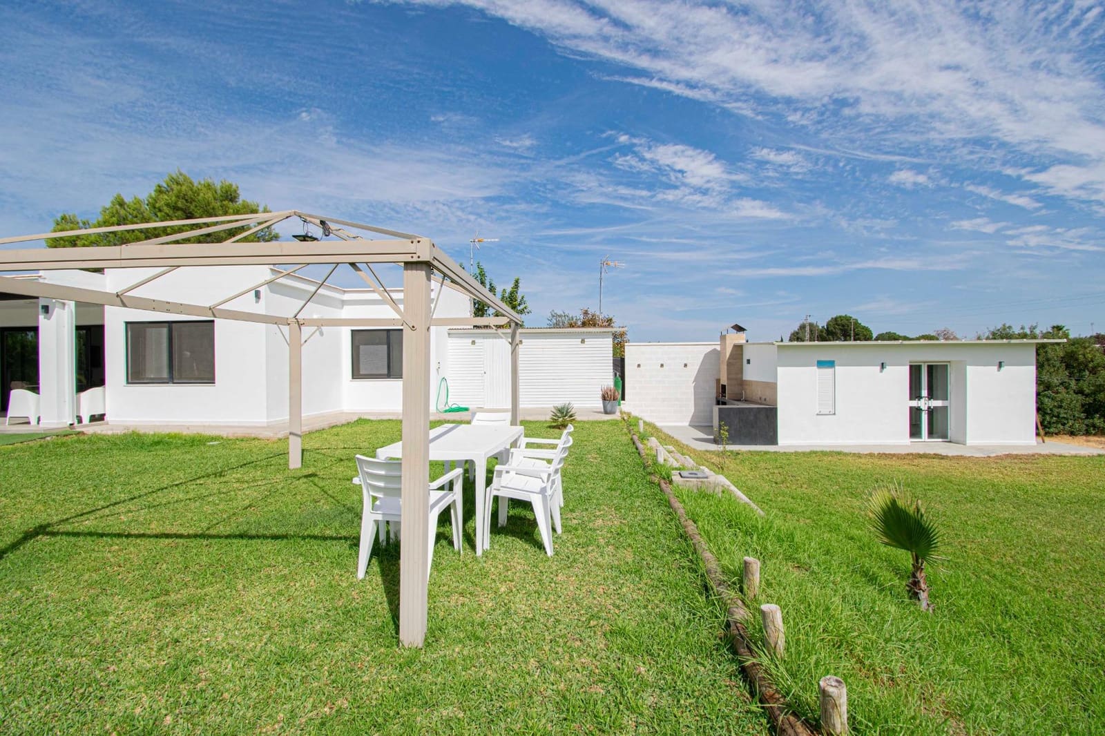 3 sypialnia Willa na sprzedaż w Sanlucar la Mayor z basenem garażem - 325 000 € (Ref: 10147226)