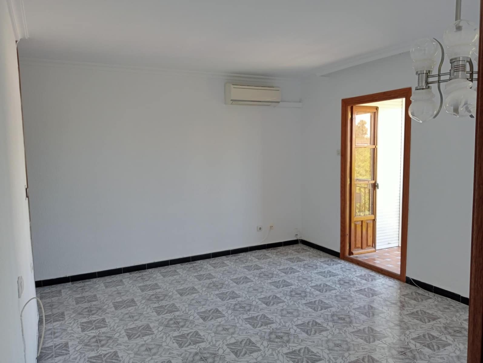 Appartement de 3 chambres à louer à Seville ville - 1 000 € (Ref: 10157738)