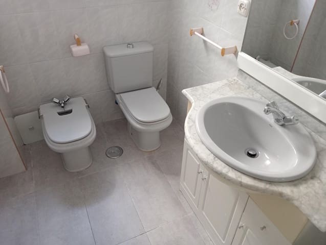 3 soveværelse Lejlighed til leje i Barrio León, Sevilla by - € 1.000 (Ref: 10157738)