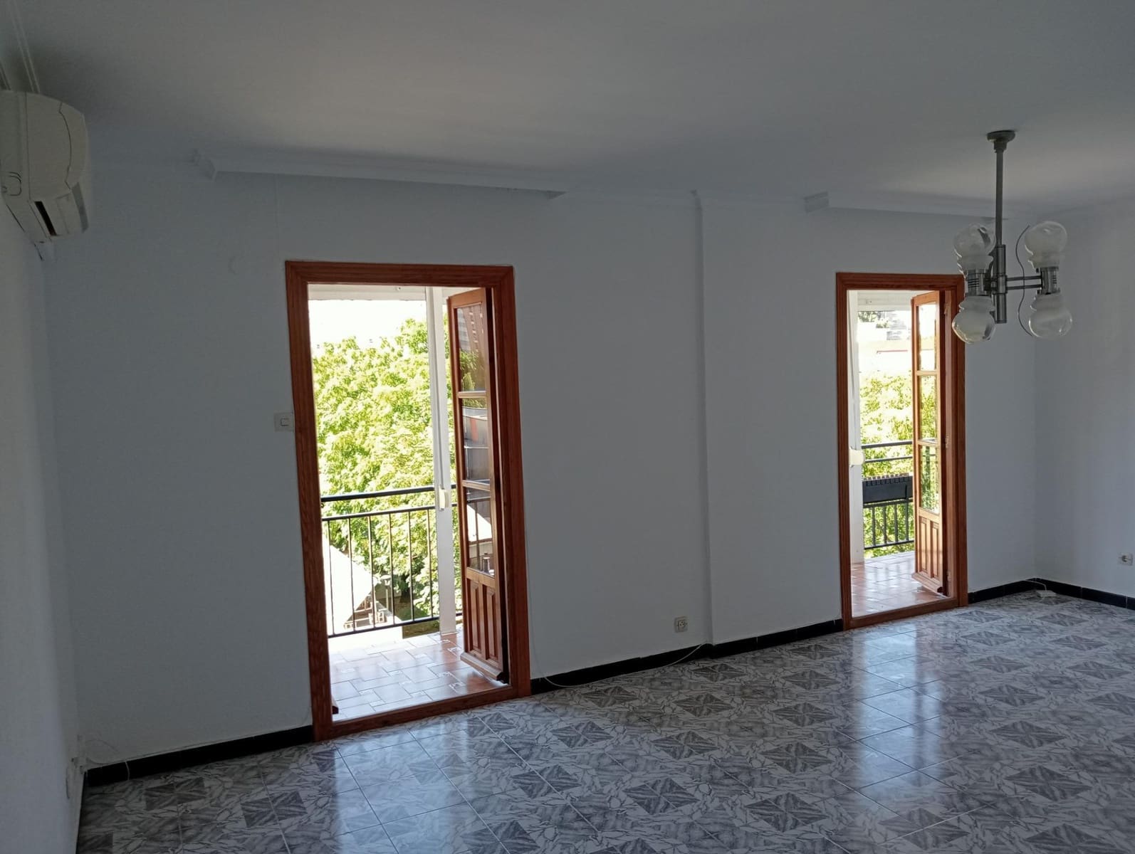 Appartement de 3 chambres à louer à Seville ville - 1 000 € (Ref: 10157738)