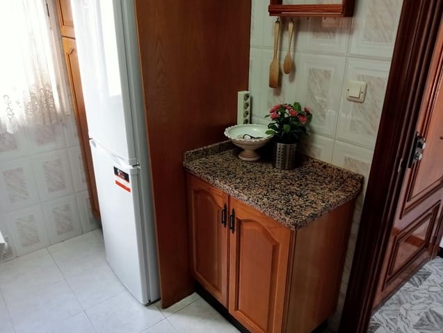 3 soveværelse Lejlighed til leje i Barrio León, Sevilla by - € 1.000 (Ref: 10157738)