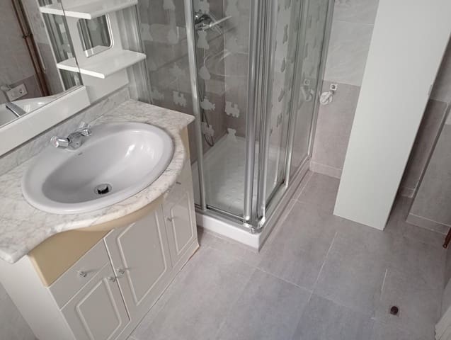 3 soveværelse Lejlighed til leje i Barrio León, Sevilla by - € 1.000 (Ref: 10157738)