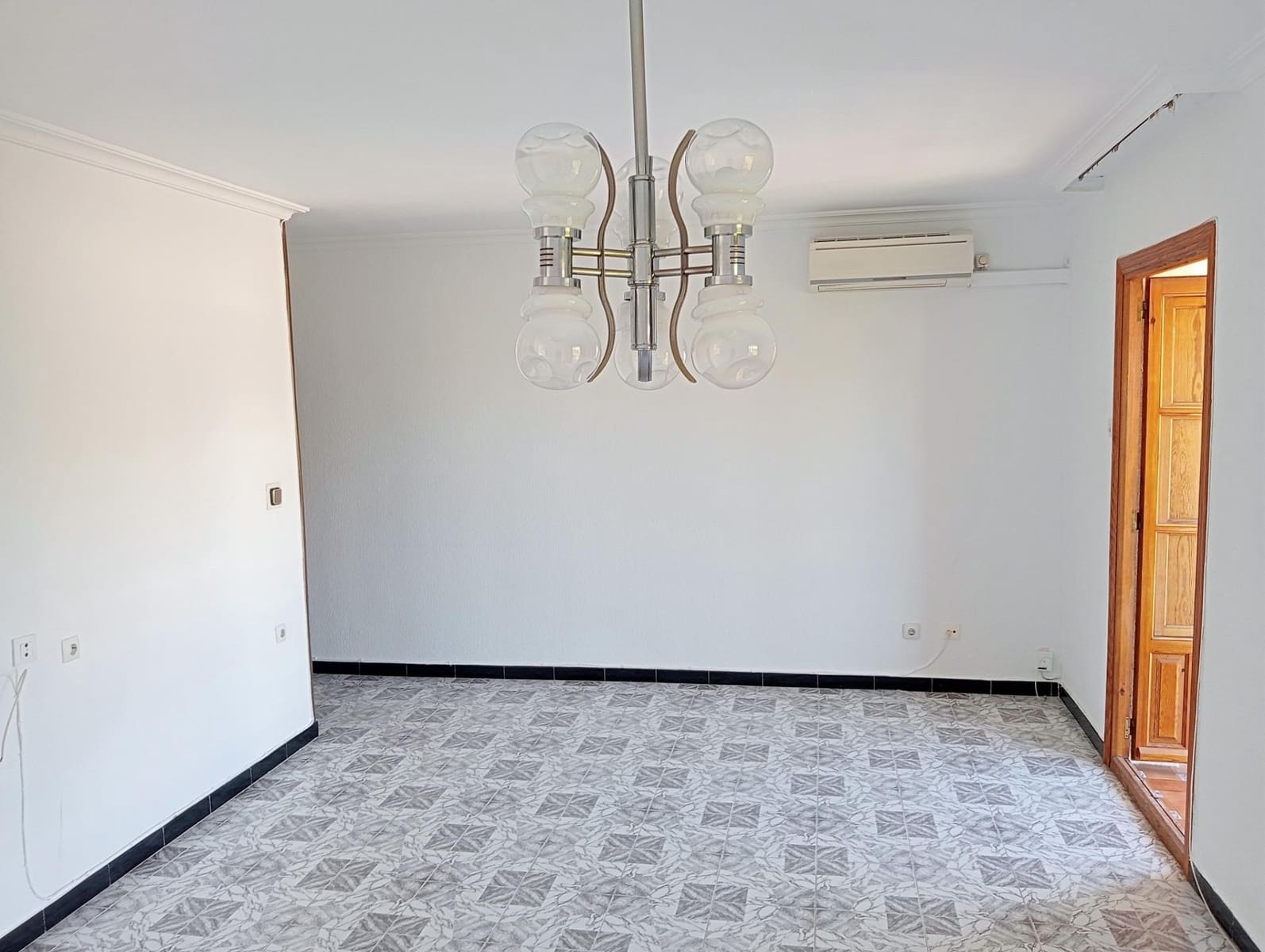 Appartement de 3 chambres à louer à Seville ville - 1 000 € (Ref: 10157738)
