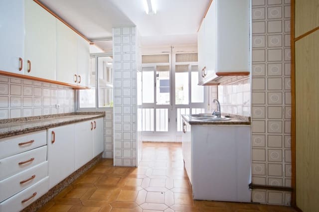 3 bedroom Flat for sale in Los Remedios, Seville city - € 345,000 (Ref: 10174058)