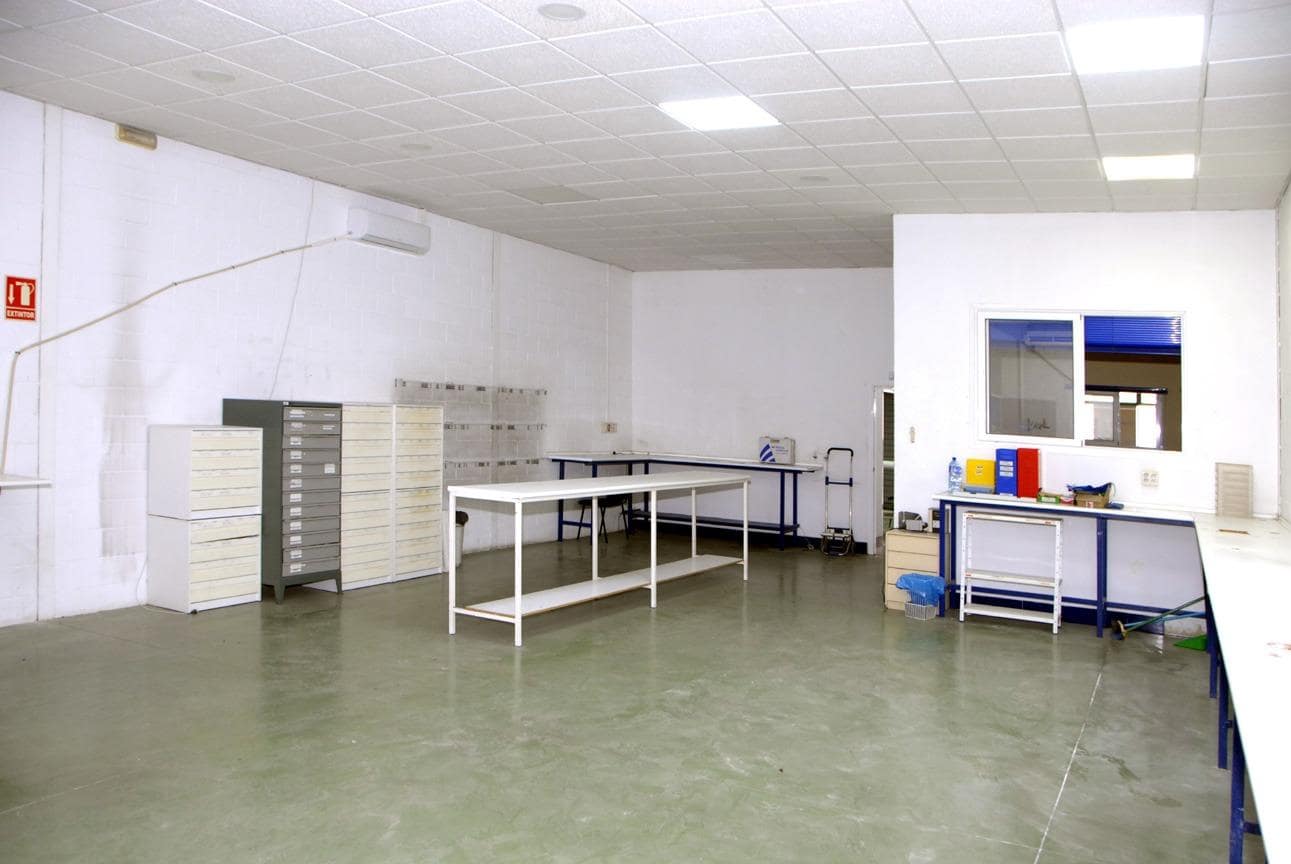 Empresa para arrendar em Sevilha cidade com garagem - 1 000 € (Ref: 10187196)