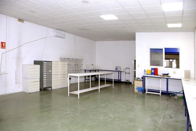 Empresa para arrendar em Santa Clara, Sevilha cidade com garagem - 1 000 € (Ref: 10187196)