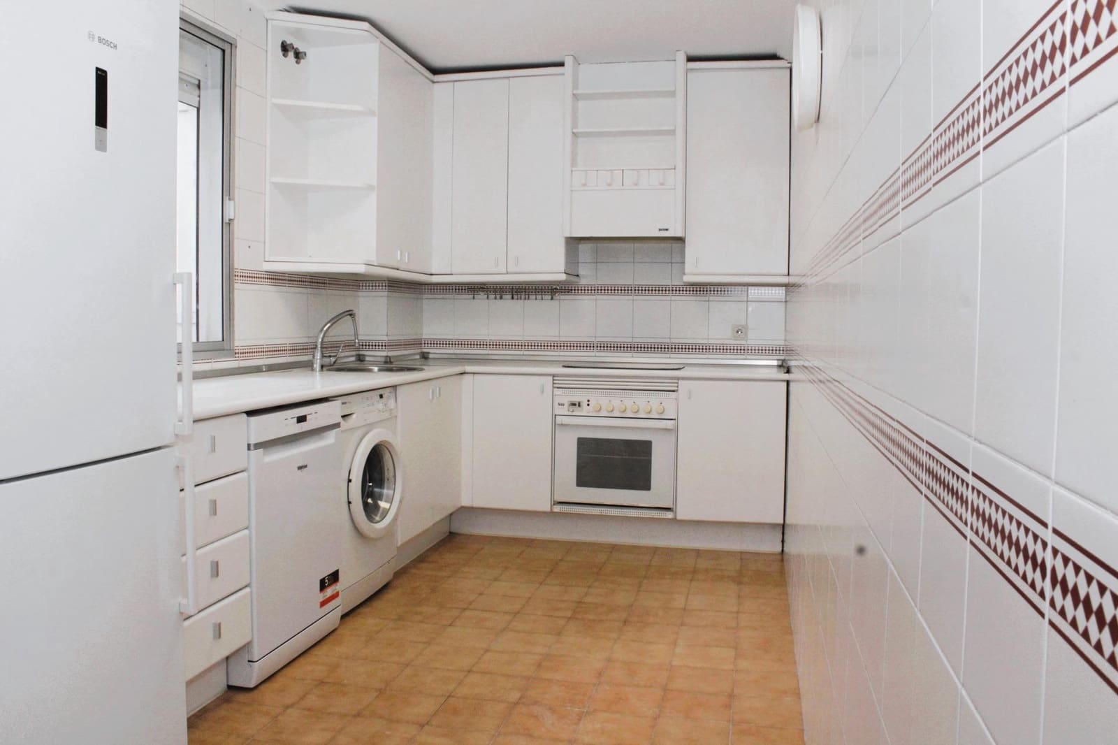 4 soverom Leilighet til leie i Sevilla by med garasje - € 1 350 (Ref: 5010861)