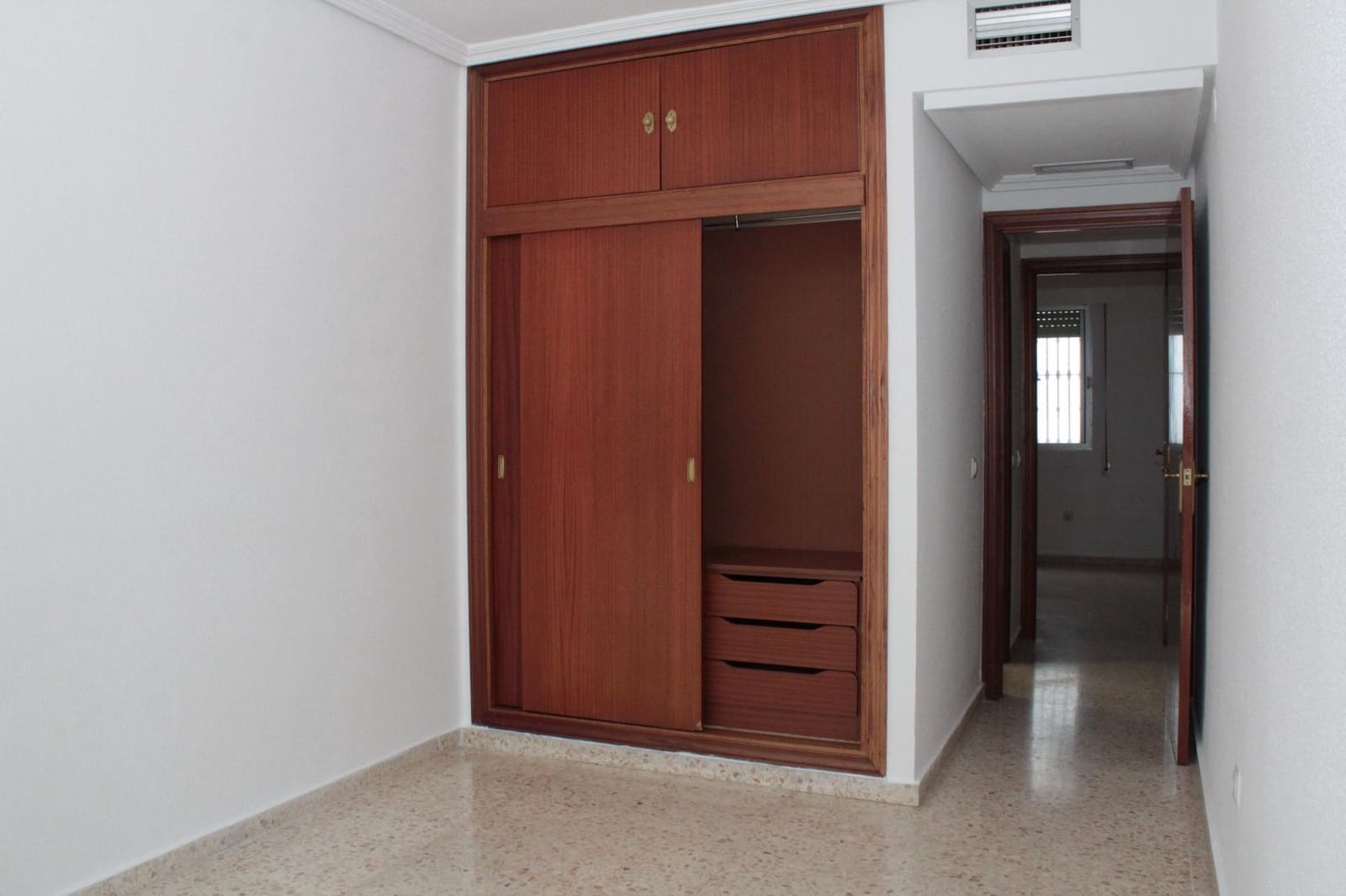 4 soverom Leilighet til leie i Sevilla by med garasje - € 1 350 (Ref: 5010861)