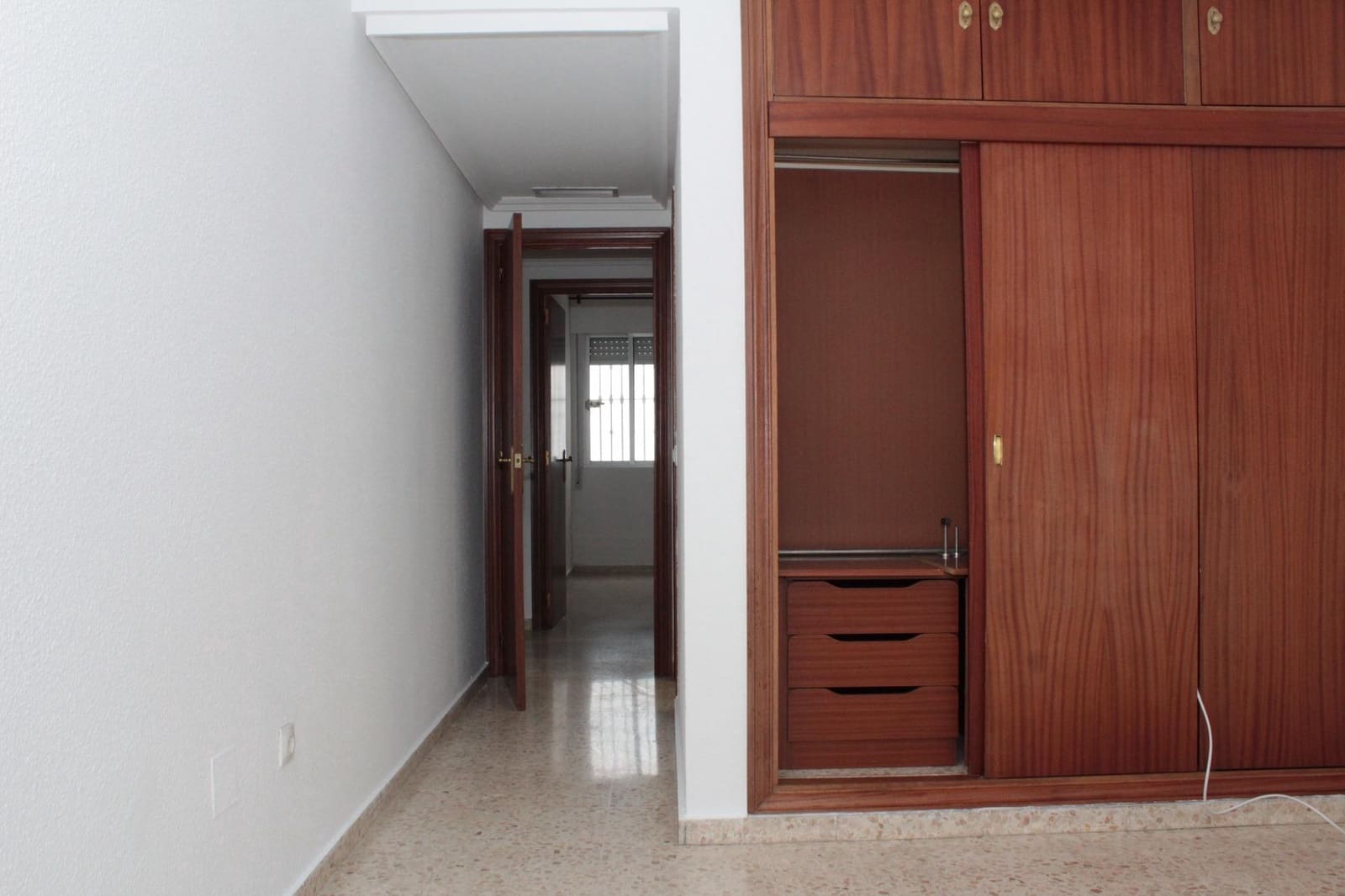 4 soverom Leilighet til leie i Sevilla by med garasje - € 1 350 (Ref: 5010861)