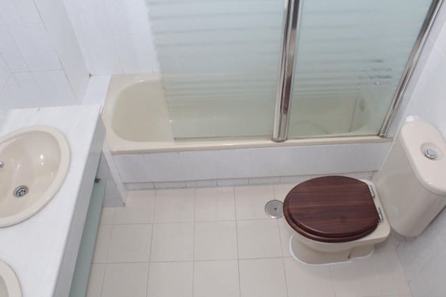 4 soverom Leilighet til leie i Sevilla by med garasje - € 1 350 (Ref: 5010861)