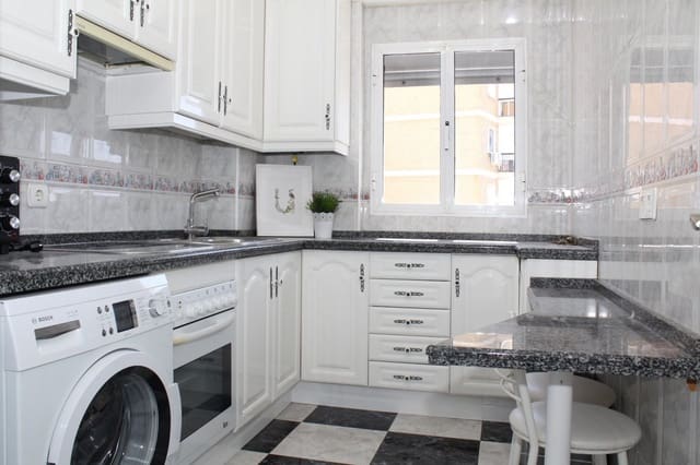 3 soveværelse Lejlighed til leje i Sevilla by - € 850 (Ref: 6502994)