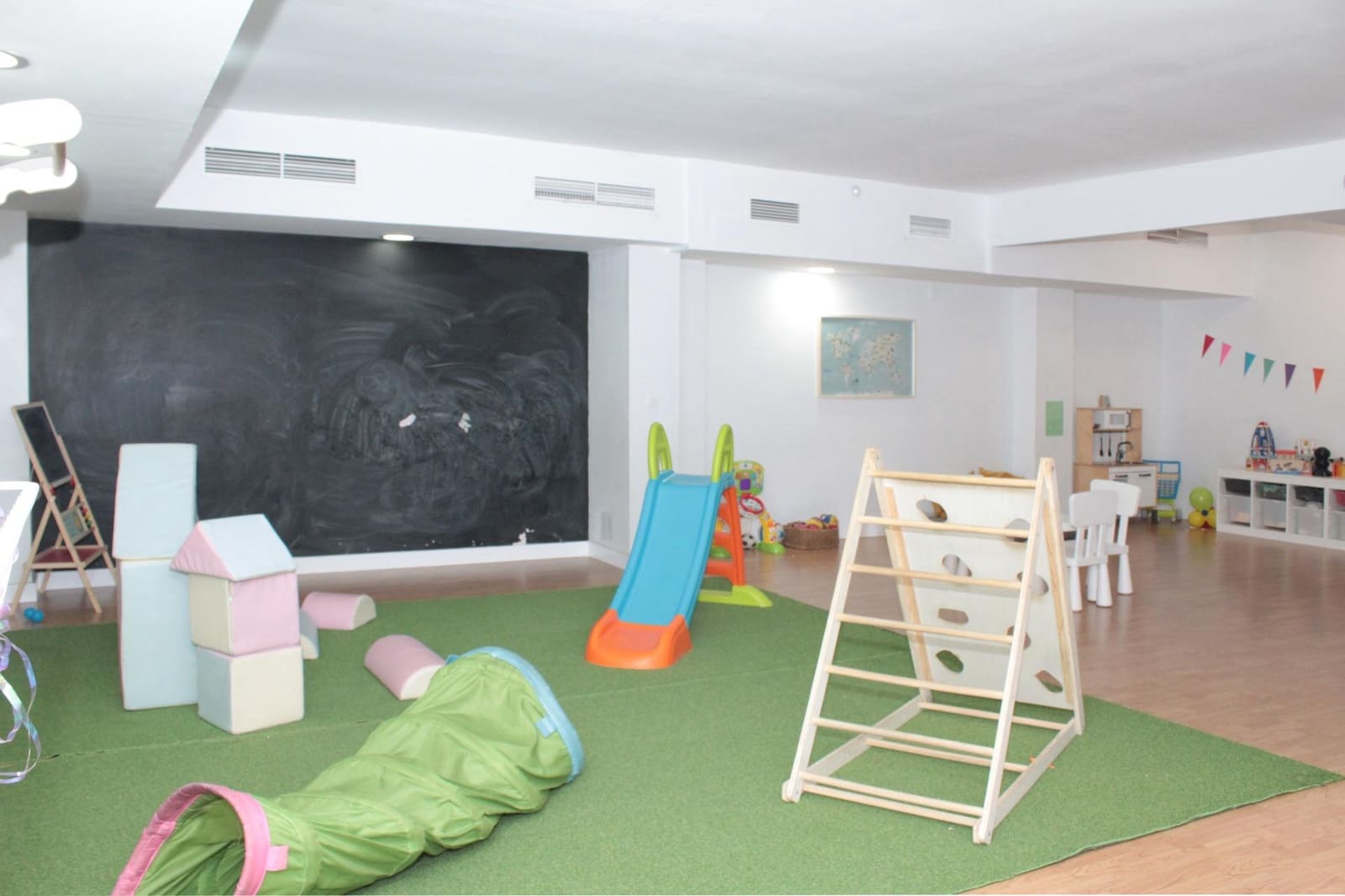 Commercial for rent in Seville city - € 1,600 (Ref: 7427368)