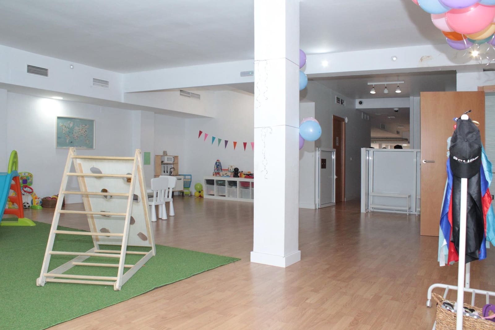 Commercial for rent in Seville city - € 1,600 (Ref: 7427368)