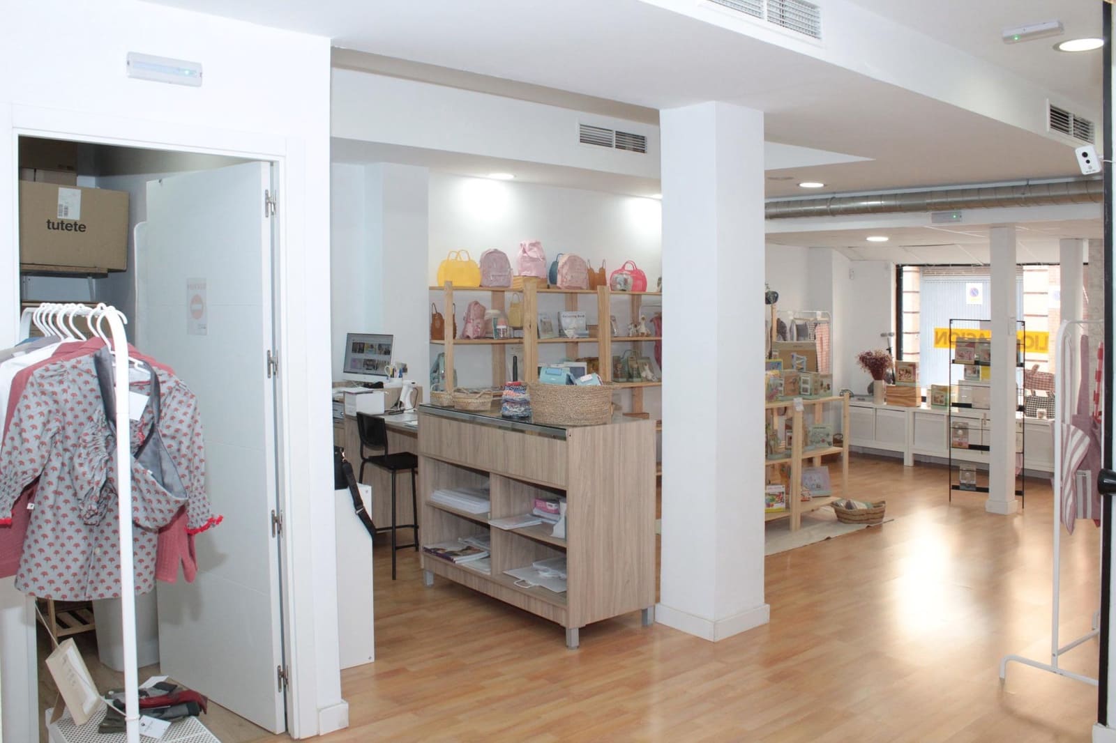 Commercial for rent in Seville city - € 1,600 (Ref: 7427368)