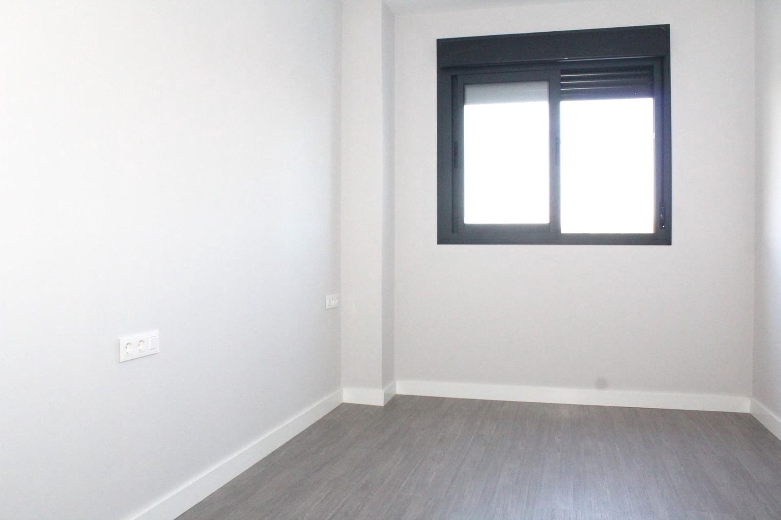 4 slaapkamer Flat te huur in Dos Hermanas met zwembad garage - € 1.300 (Ref: 8193872)