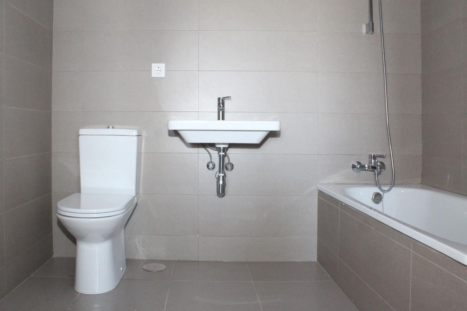 4 slaapkamer Flat te huur in Dos Hermanas met zwembad garage - € 1.300 (Ref: 8193872)