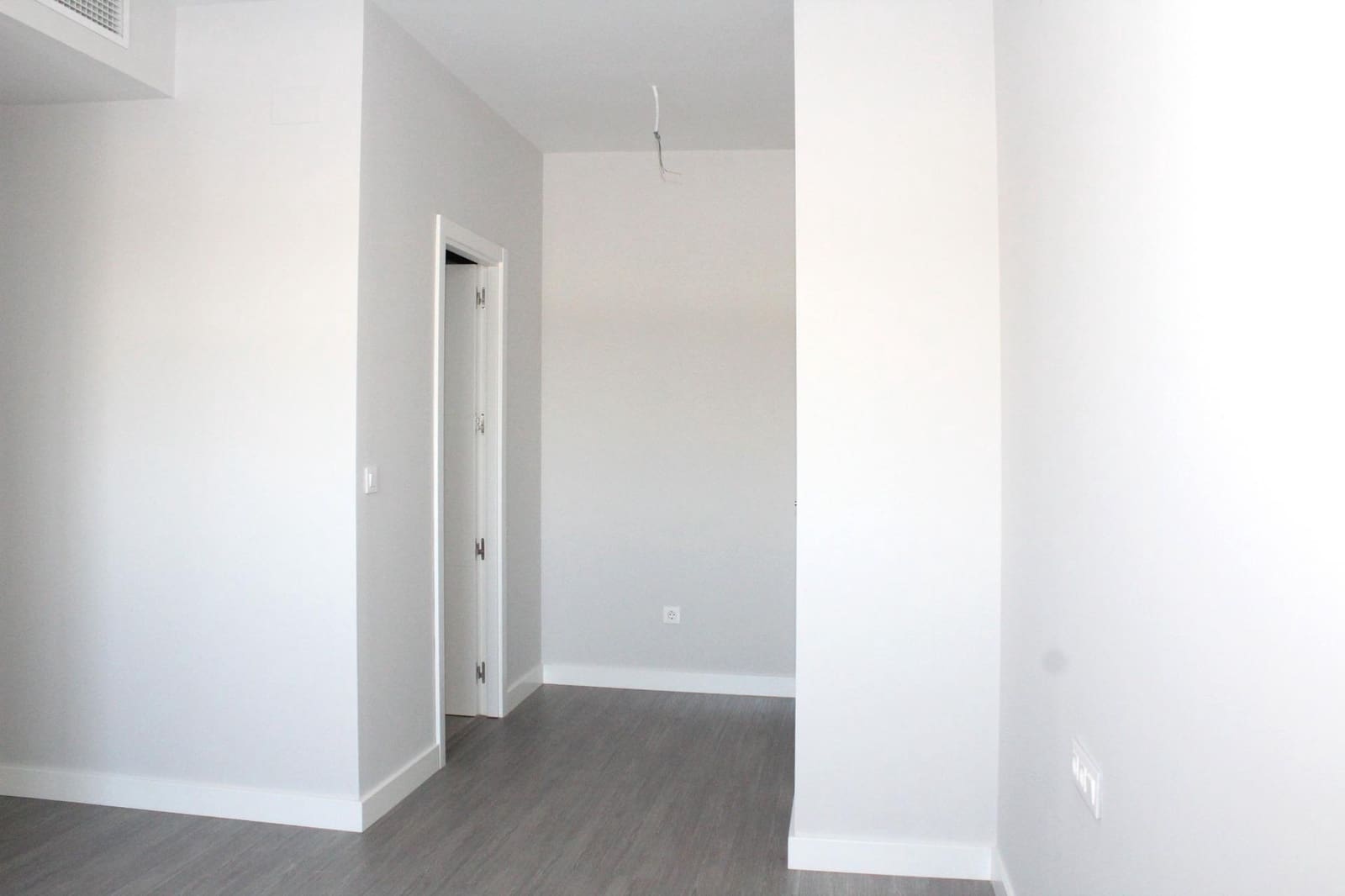 4 slaapkamer Flat te huur in Dos Hermanas met zwembad garage - € 1.300 (Ref: 8193872)