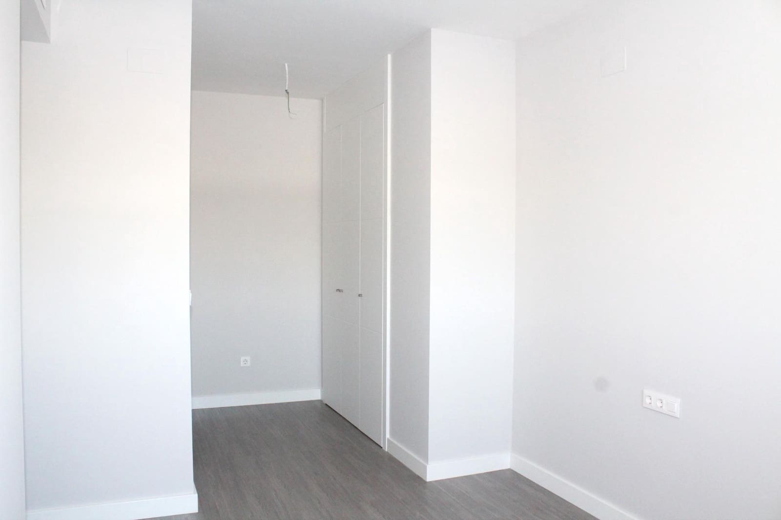 4 slaapkamer Flat te huur in Dos Hermanas met zwembad garage - € 1.300 (Ref: 8193872)