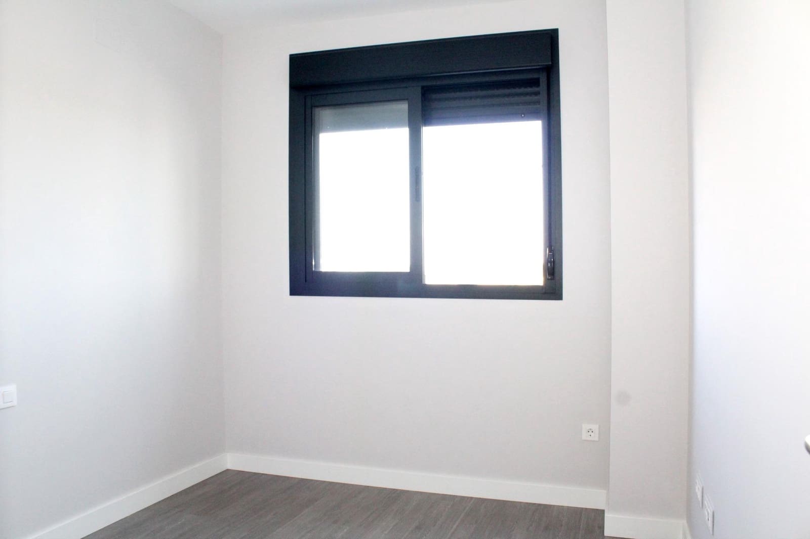 4 slaapkamer Flat te huur in Dos Hermanas met zwembad garage - € 1.300 (Ref: 8193872)