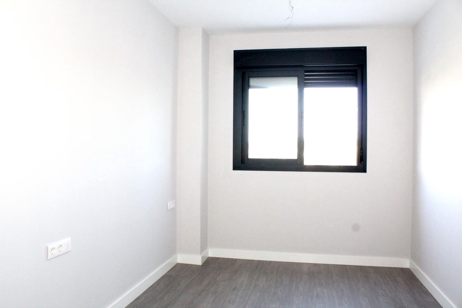 4 slaapkamer Flat te huur in Dos Hermanas met zwembad garage - € 1.300 (Ref: 8193872)