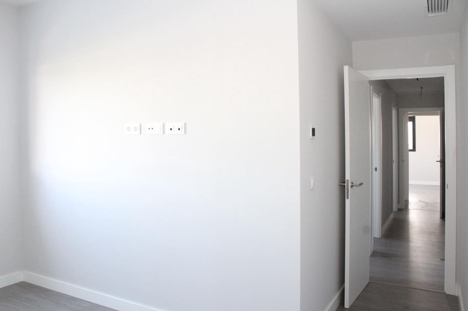 4 slaapkamer Flat te huur in Dos Hermanas met zwembad garage - € 1.300 (Ref: 8193872)