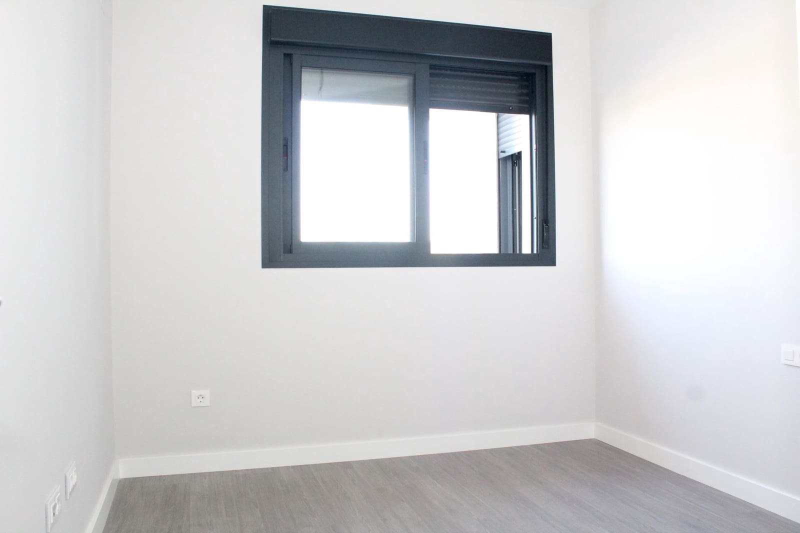 4 slaapkamer Flat te huur in Dos Hermanas met zwembad garage - € 1.300 (Ref: 8193872)