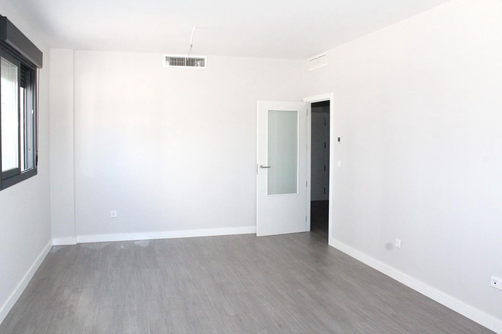 4 slaapkamer Flat te huur in Dos Hermanas met zwembad garage - € 1.300 (Ref: 8193872)