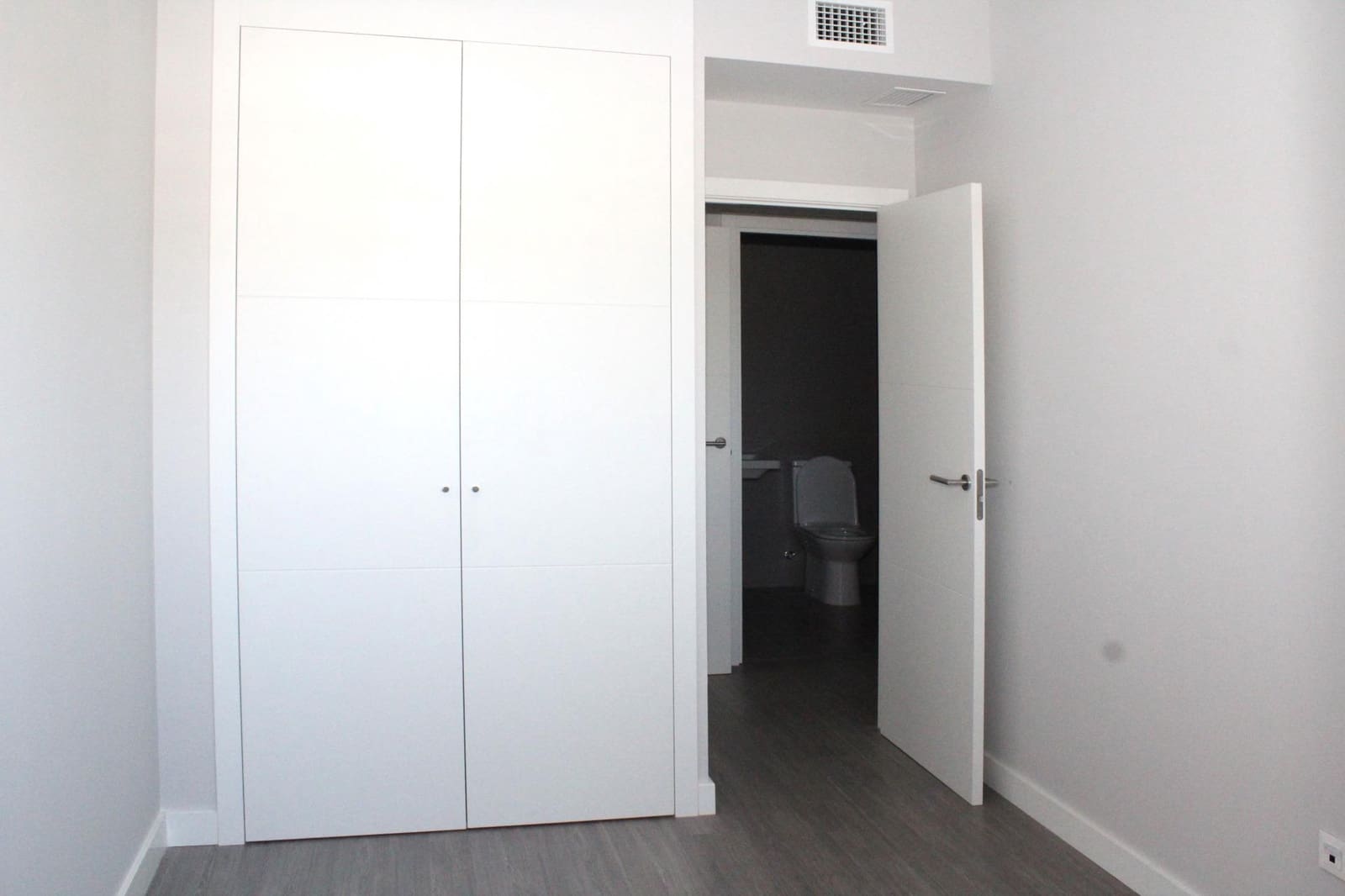 4 slaapkamer Flat te huur in Dos Hermanas met zwembad garage - € 1.300 (Ref: 8193872)