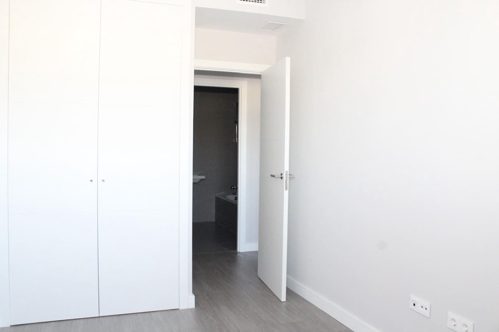 4 slaapkamer Flat te huur in Dos Hermanas met zwembad garage - € 1.300 (Ref: 8193872)