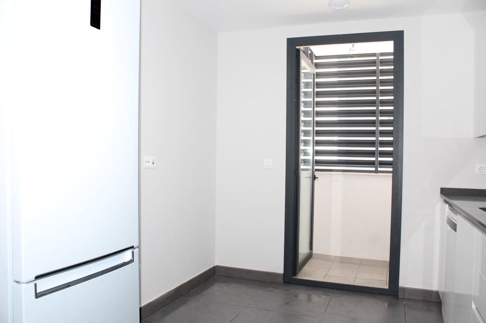 4 slaapkamer Flat te huur in Dos Hermanas met zwembad garage - € 1.300 (Ref: 8193872)