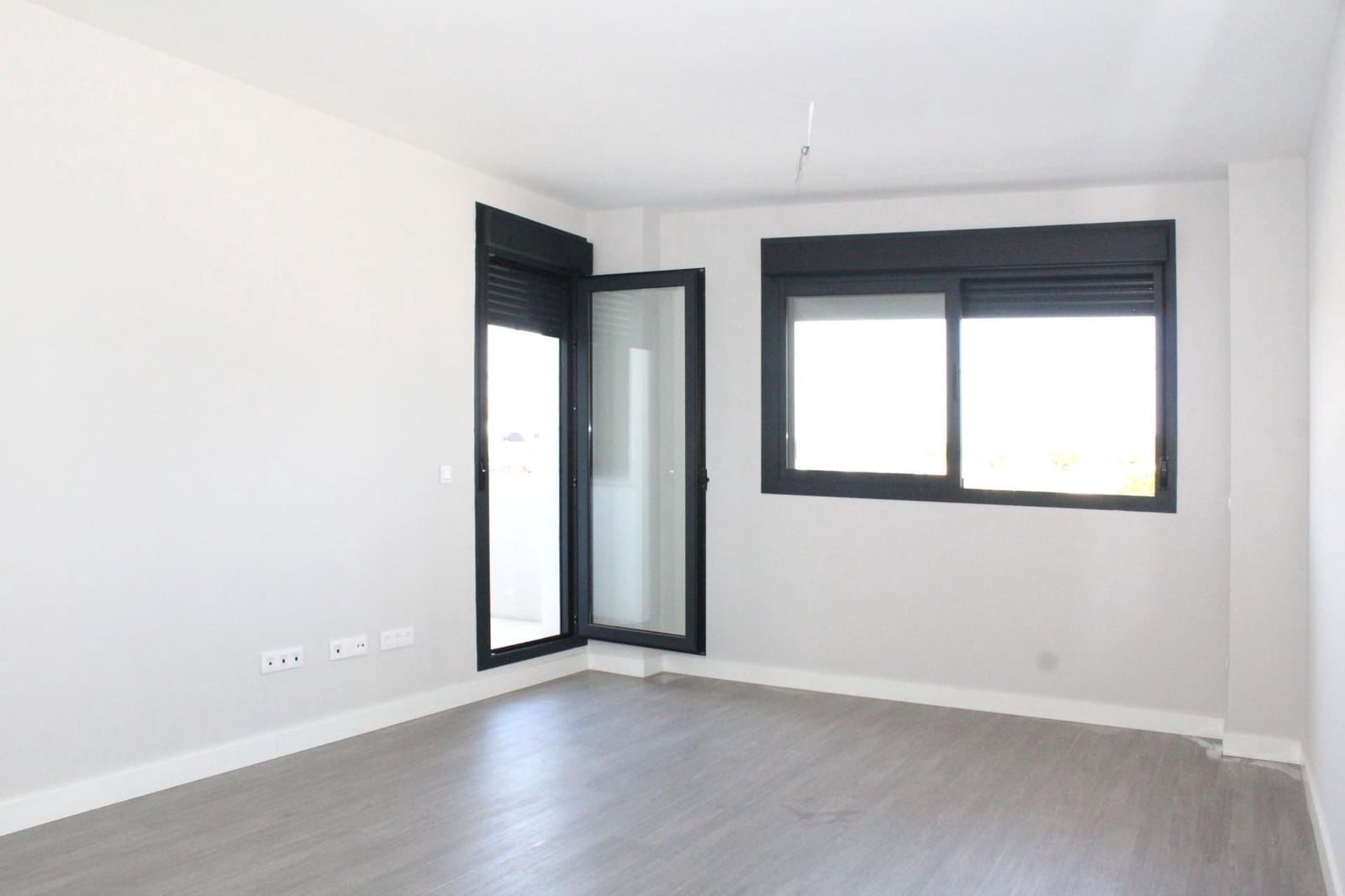 4 slaapkamer Flat te huur in Dos Hermanas met zwembad garage - € 1.300 (Ref: 8193872)