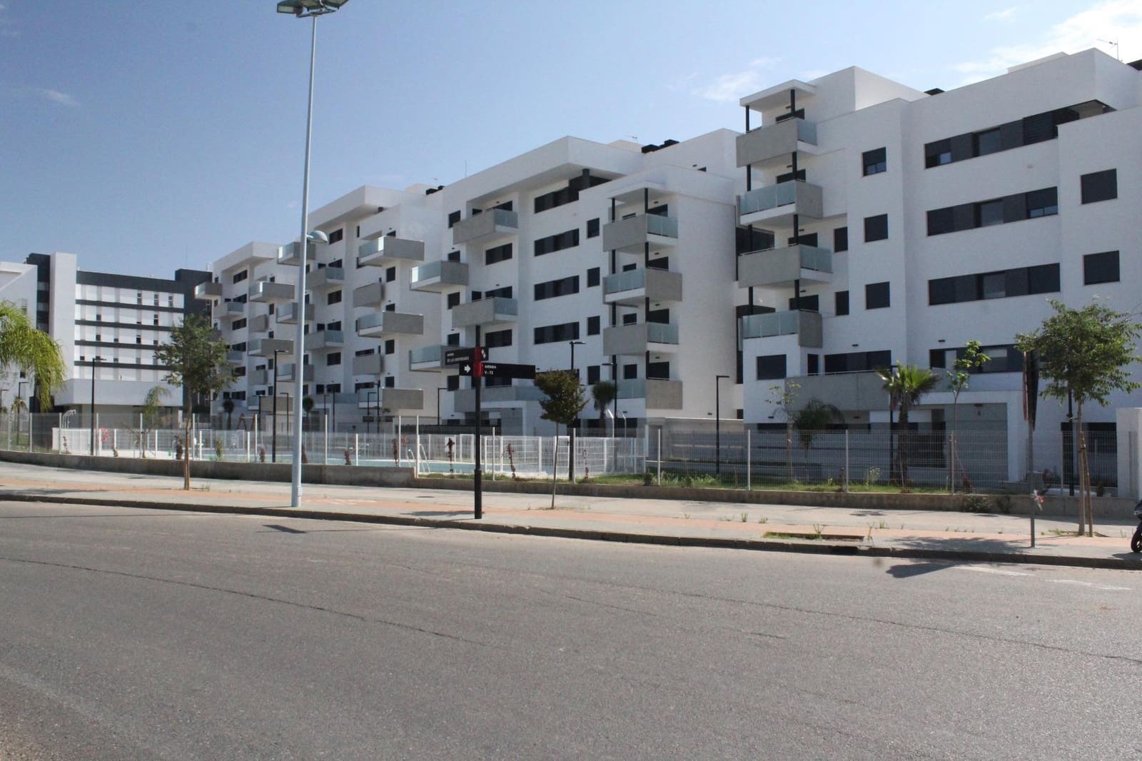 4 slaapkamer Flat te huur in Dos Hermanas met zwembad garage - € 1.300 (Ref: 8193872)