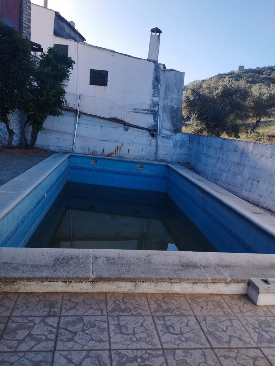 4 soveværelse Villa til salg i Cala med swimmingpool - € 150.000 (Ref: 8311014)