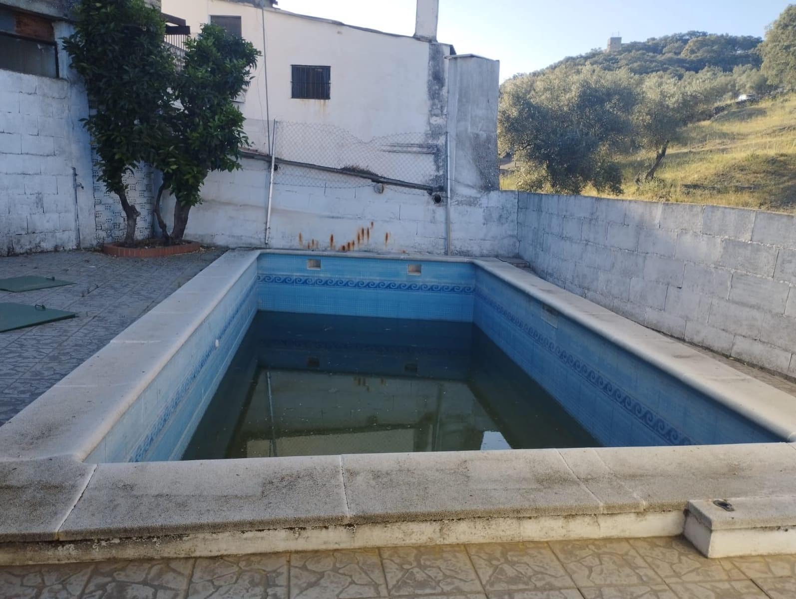 4 soveværelse Villa til salg i Cala med swimmingpool - € 150.000 (Ref: 8311014)