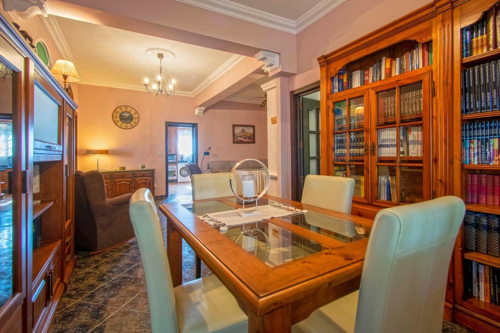 5 bedroom Villa for sale in Utrera with pool - € 238,000 (Ref: 8396645)