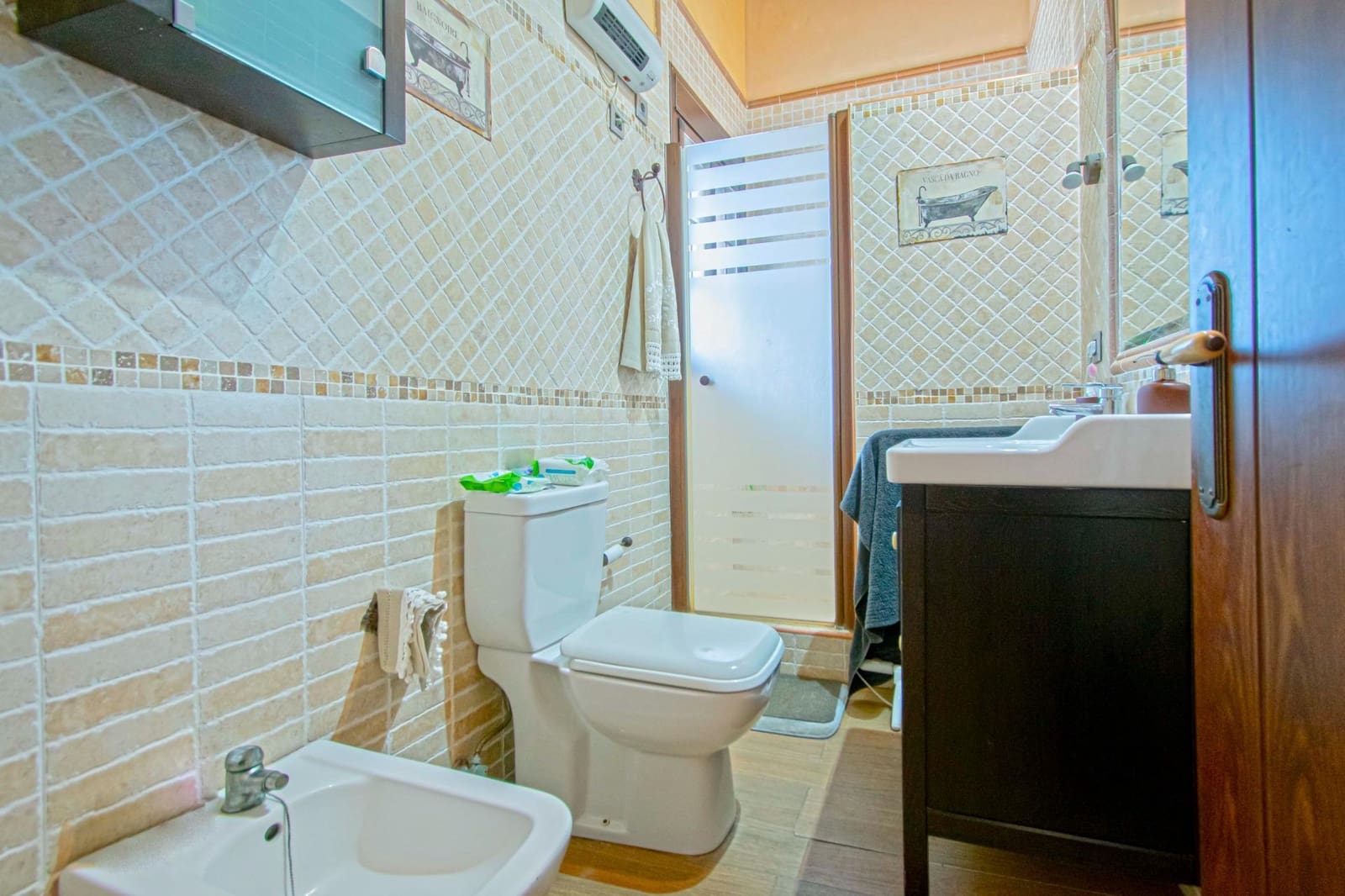 5 bedroom Villa for sale in Utrera with pool - € 238,000 (Ref: 8396645)