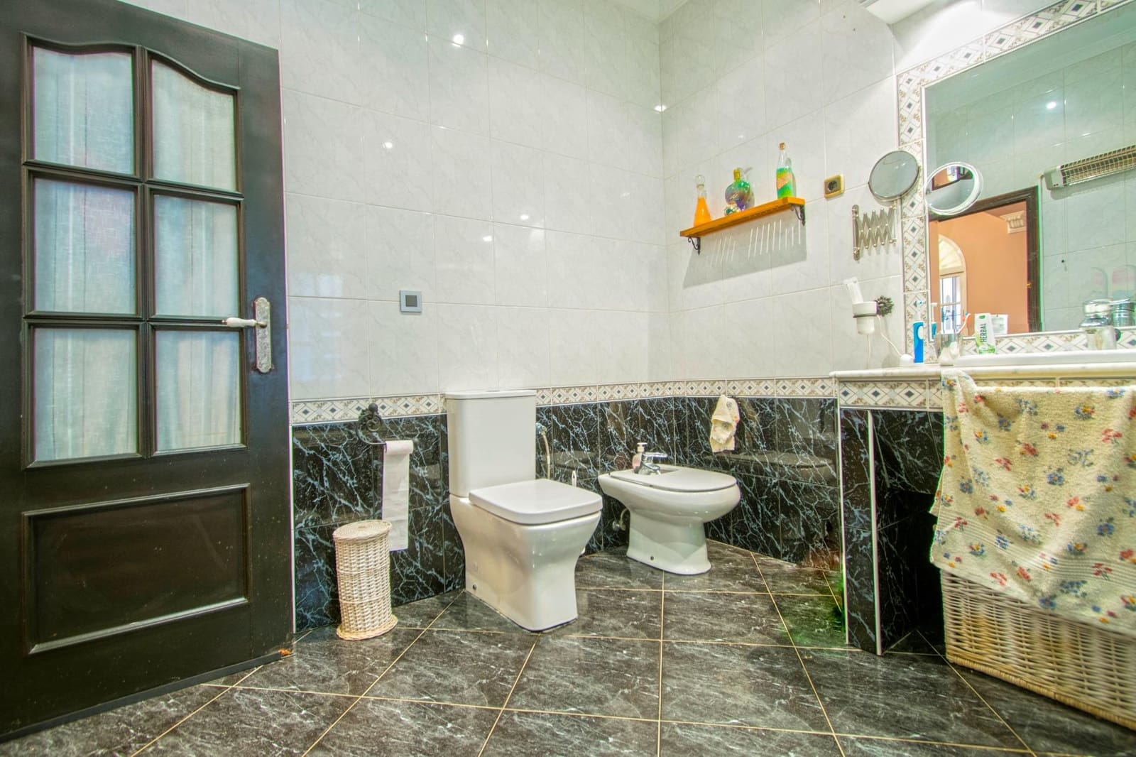 5 bedroom Villa for sale in Utrera with pool - € 238,000 (Ref: 8396645)