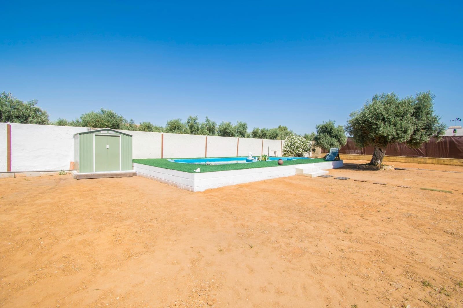 5 bedroom Villa for sale in Utrera with pool - € 238,000 (Ref: 8396645)