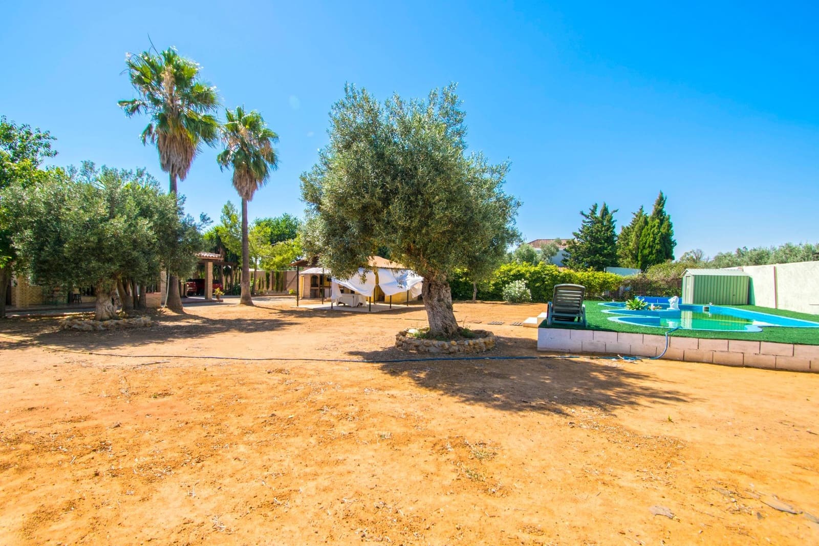 5 bedroom Villa for sale in Utrera with pool - € 238,000 (Ref: 8396645)