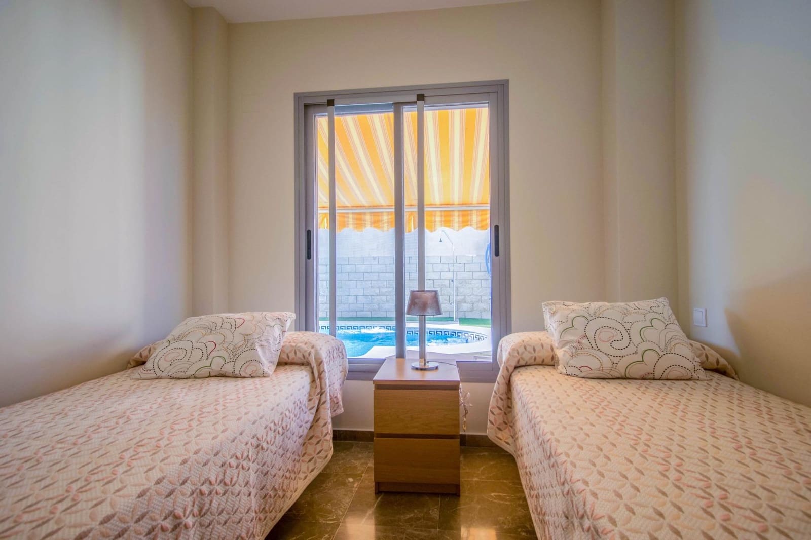 4 sypialnia Willa na sprzedaż w Espartinas z basenem garażem - 412 000 € (Ref: 8477911)