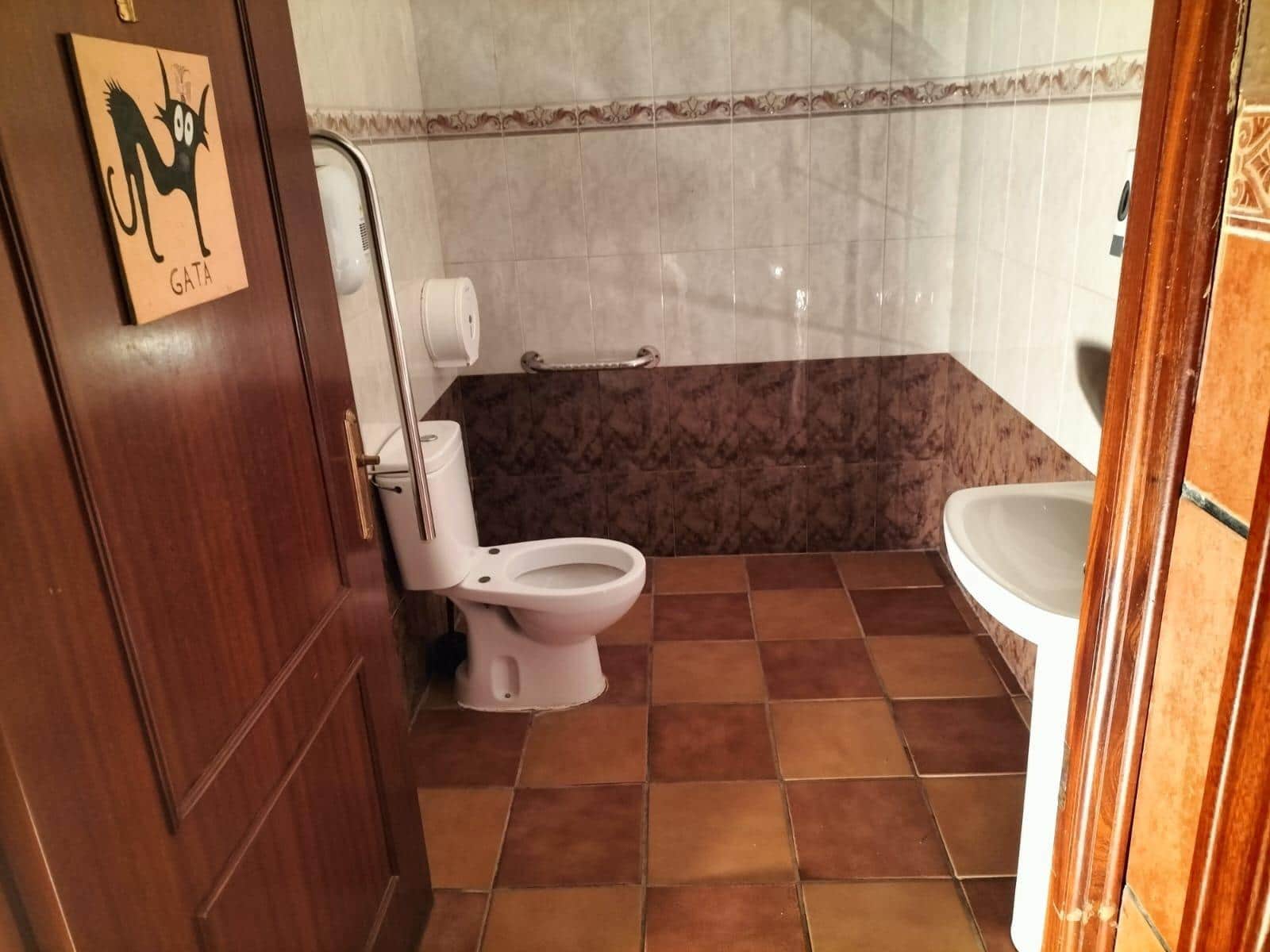 Erhverv til salg i Sevilla by - € 300.000 (Ref: 8576905)