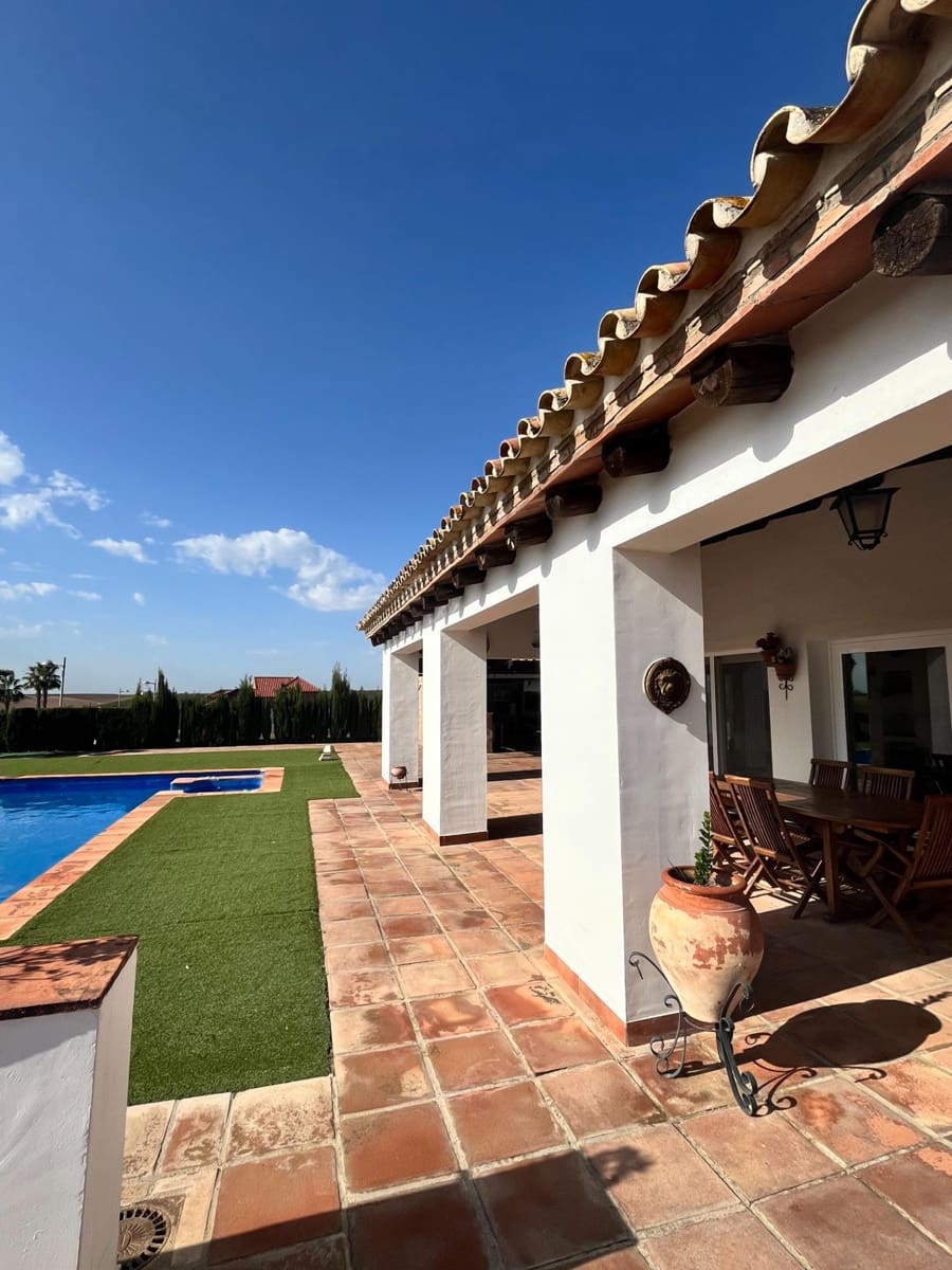 4 bedroom Villa for sale in Ecija with pool - € 700,000 (Ref: 8652177)