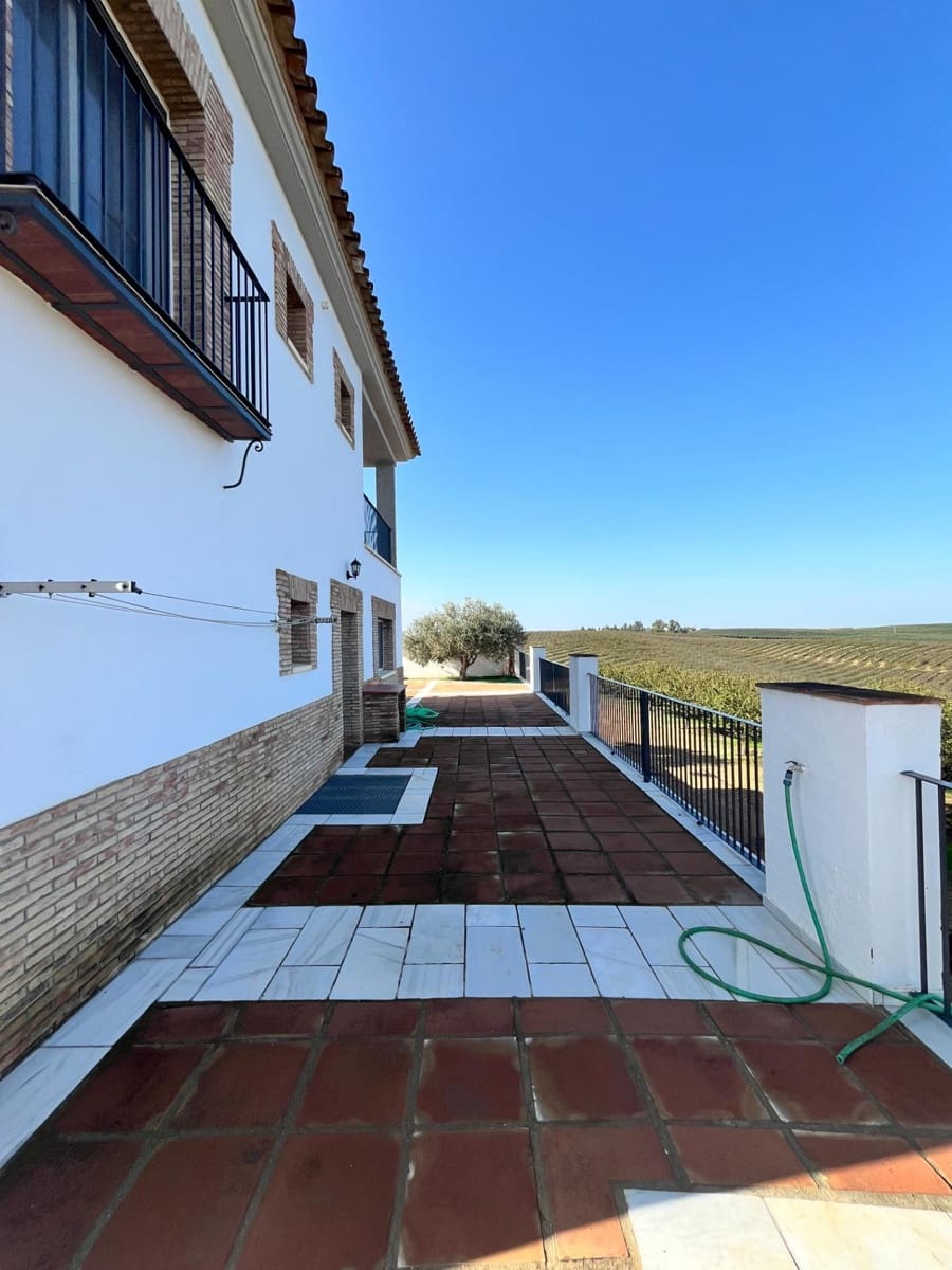 4 bedroom Villa for sale in Ecija with pool - € 700,000 (Ref: 8652177)