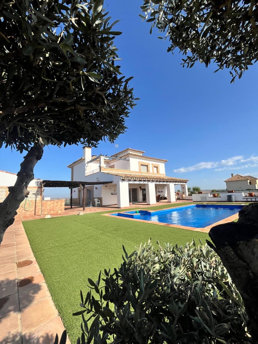 4 bedroom Villa for sale in Ecija with pool - € 700,000 (Ref: 8652177)