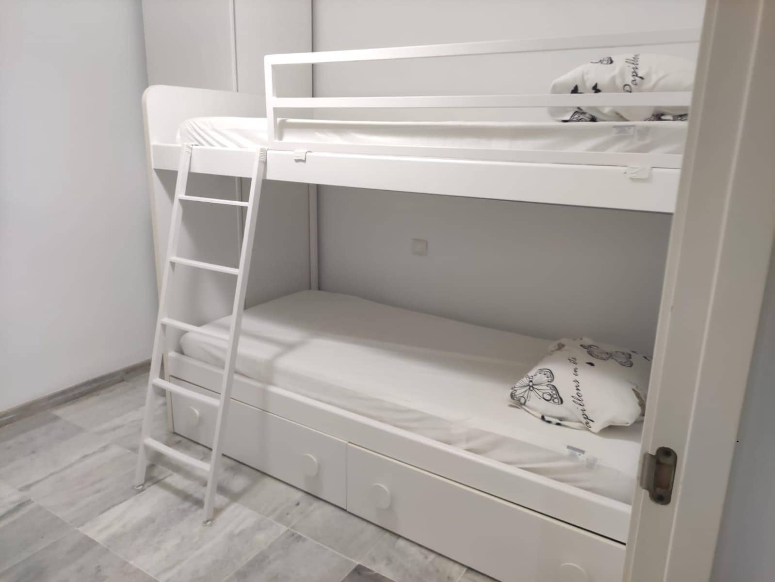 3 sypialnia Mieszkanie do wynajęcia w Miasto Sewilla z basenem garażem - 1 050 € (Ref: 8696316)