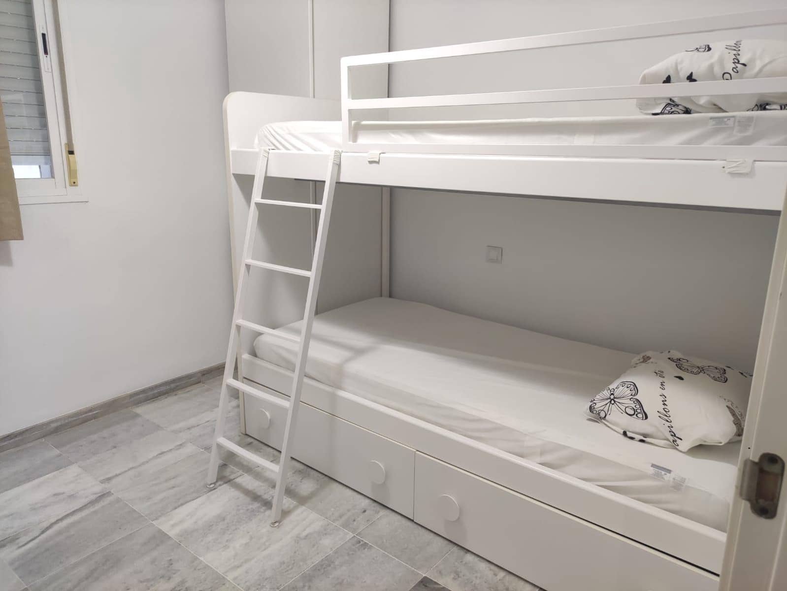 3 sypialnia Mieszkanie do wynajęcia w Miasto Sewilla z basenem garażem - 1 050 € (Ref: 8696316)
