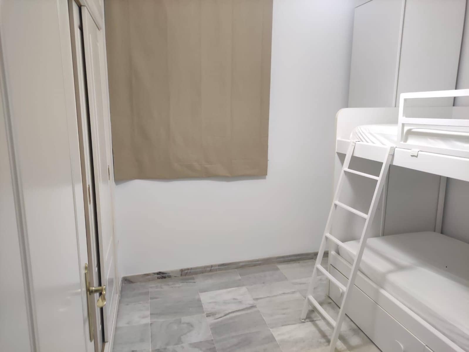 3 sypialnia Mieszkanie do wynajęcia w Miasto Sewilla z basenem garażem - 1 050 € (Ref: 8696316)