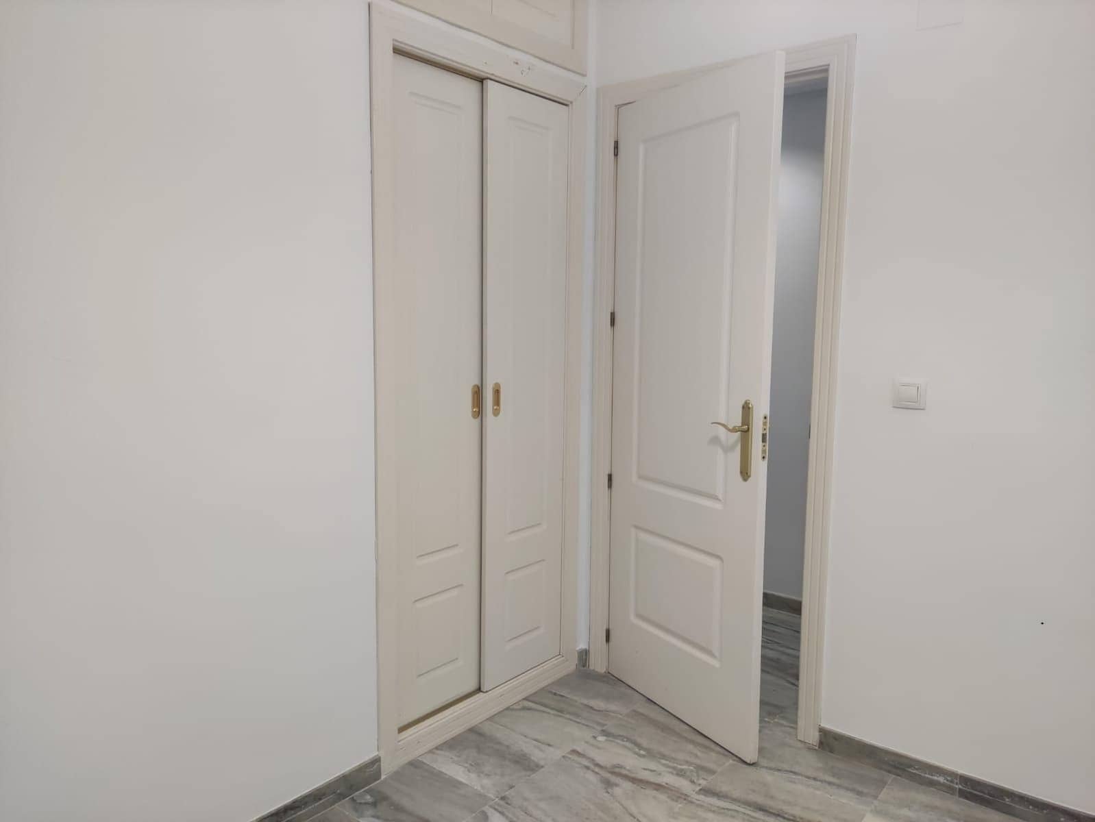 3 sypialnia Mieszkanie do wynajęcia w Miasto Sewilla z basenem garażem - 1 050 € (Ref: 8696316)